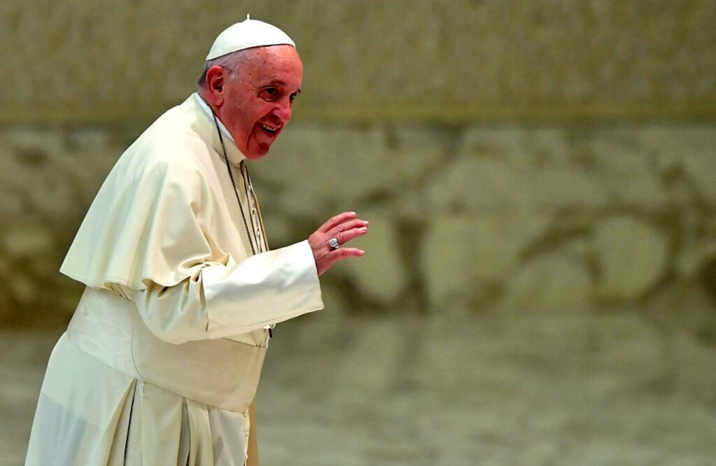 Papa Francis, Instagram’da yine bir modelin fotoğrafını beğendi