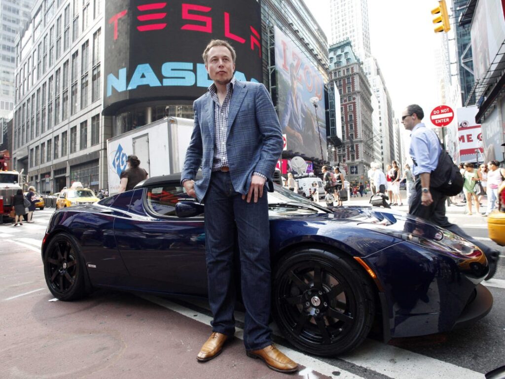 Elon Musk uçan Tesla Roadster’ı istiyor!