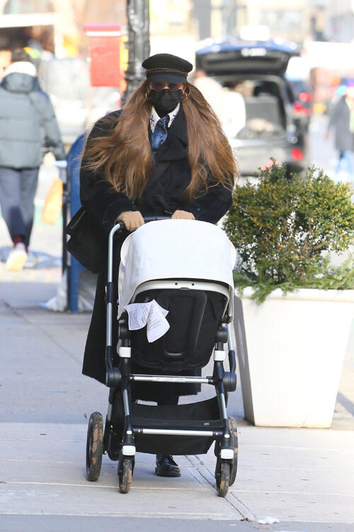 Gigi Hadid, bebeğiyle New York sokaklarında