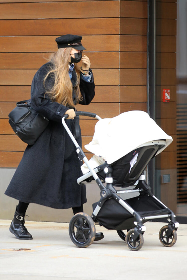 Gigi Hadid, bebeğiyle New York sokaklarında
