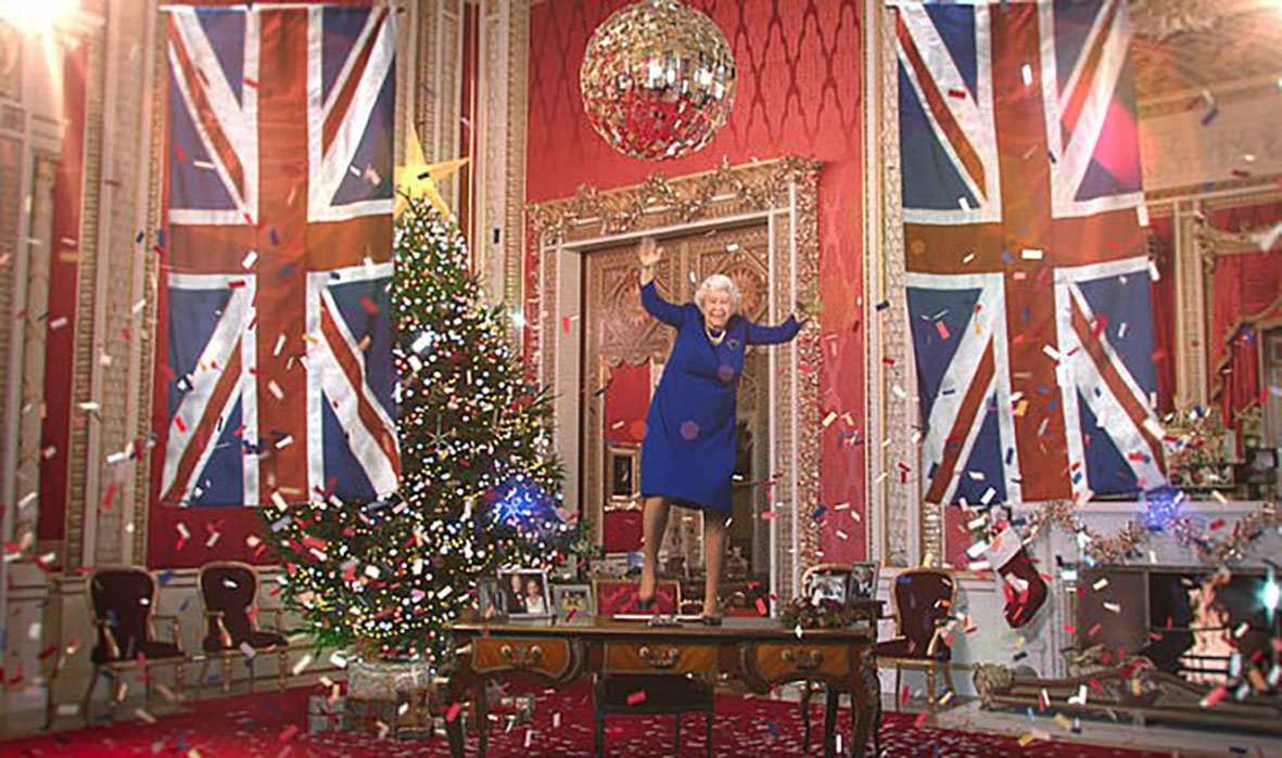 Channel 4, Kraliçe Elizabeth’e göbek attırdı. İngiltere karıştı!