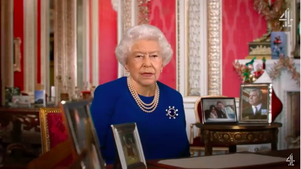 Channel 4, Kraliçe Elizabeth’e göbek attırdı. İngiltere karıştı!