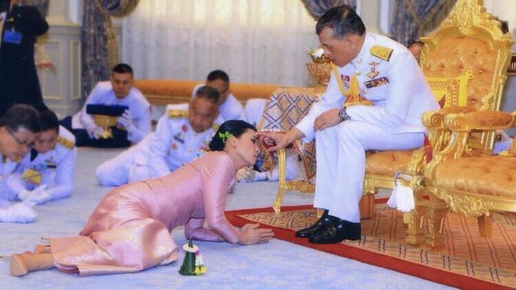 Tayland Kralı’nın resmi metresinin çıplak fotoğrafları sızdırıldı