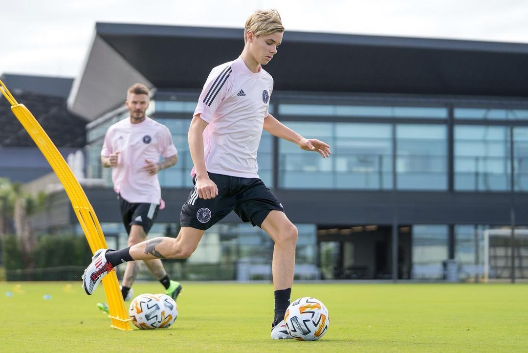 Romeo Beckham babası gibi futbolcu olmak istiyor. - Magazin Life