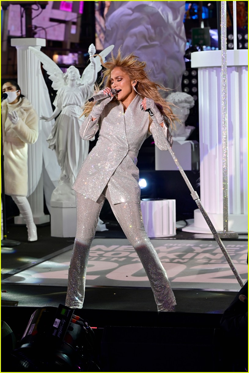 Amerika, 2021'e Jennifer Lopez'le Times Meydanı'nda girdi