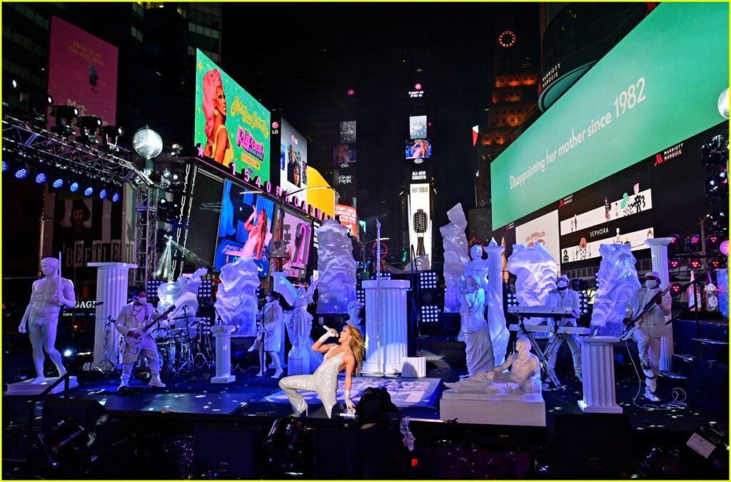 Amerika, 2021’e Jennifer Lopez’le Times Meydanı’nda girdi
