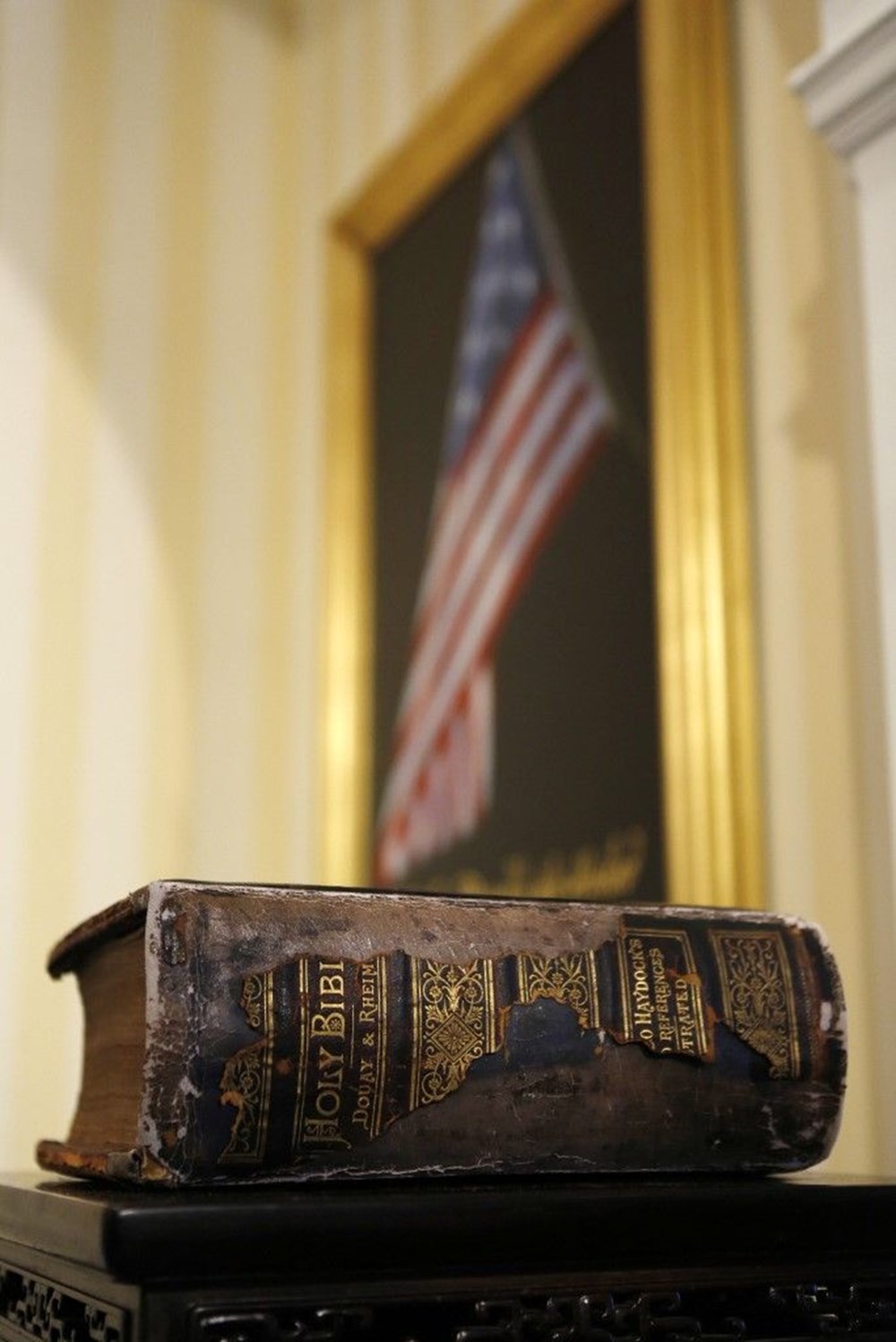 Joe Biden, aile yadigarı Kelt haçlı İncil ile yemin etti.