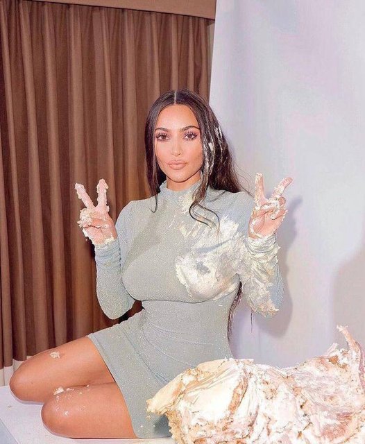 Kim Kardashian, elinin hamuruyla poz verdi
