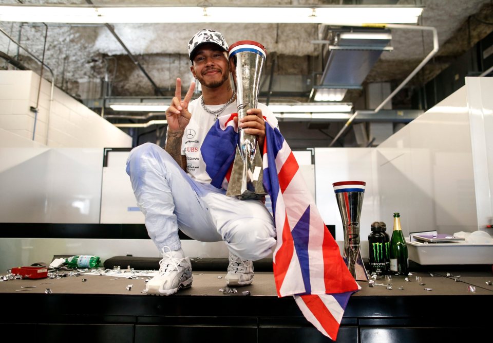 Şampiyon Lewis Hamilton’a şövalye nişanı