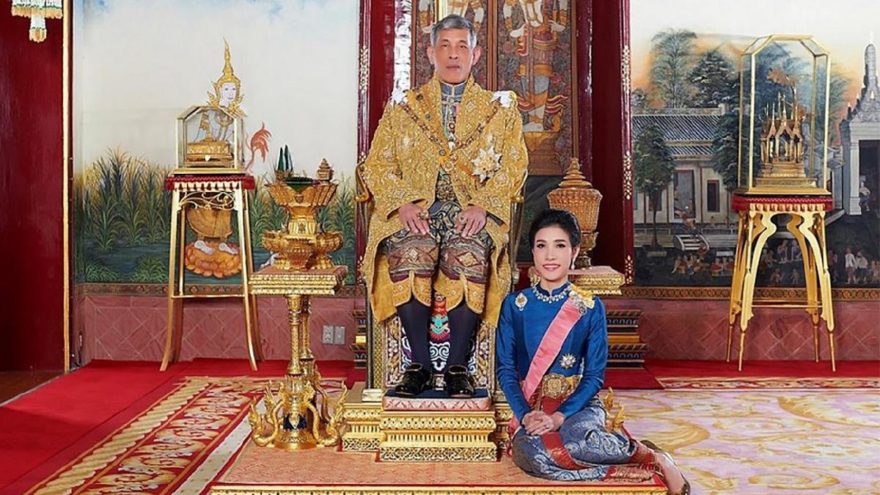 Tayland Kralı, resmi metresine doğum gününde Kraliçe unvanı hediye etti.