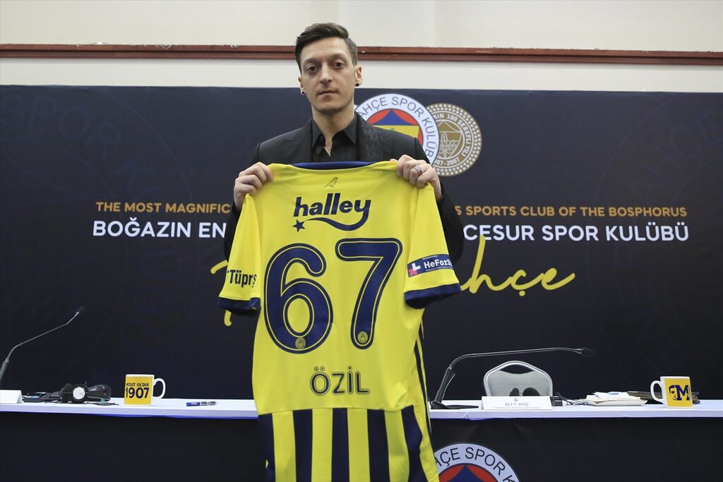 Mesut Özil Fenerbahçe'ye 3.5 yıllık imzayı attı