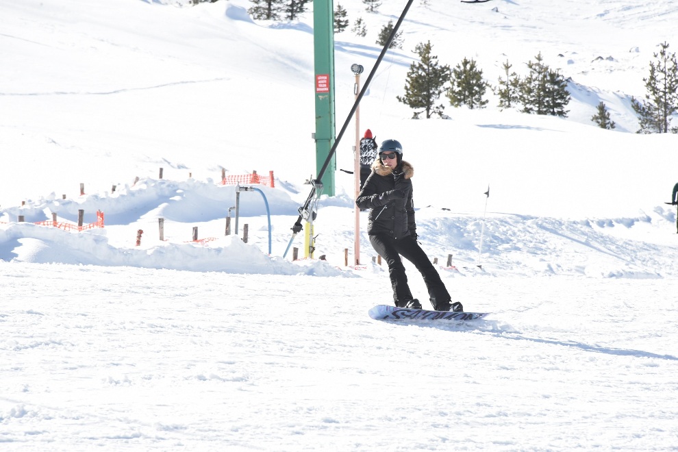 Alize Dinçkök ve sevgilisi Başar Kozanoğlu Kartalkaya'da kayak yaptı.