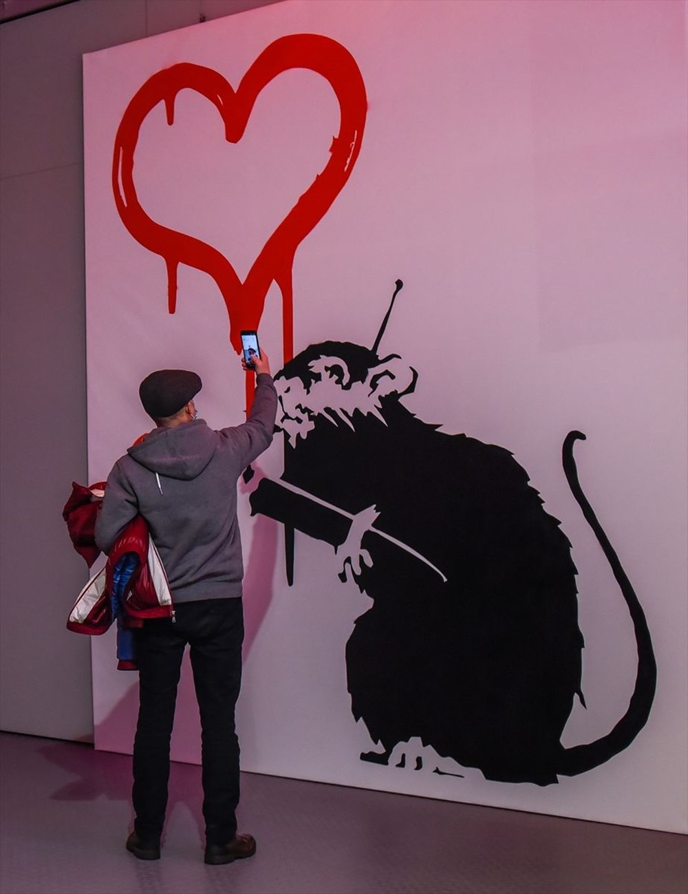 Banksy'nin sergisi Varşova'da sanatseverlerle buluştu.