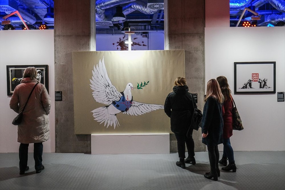 Banksy'nin sergisi Varşova'da sanatseverlerle buluştu.