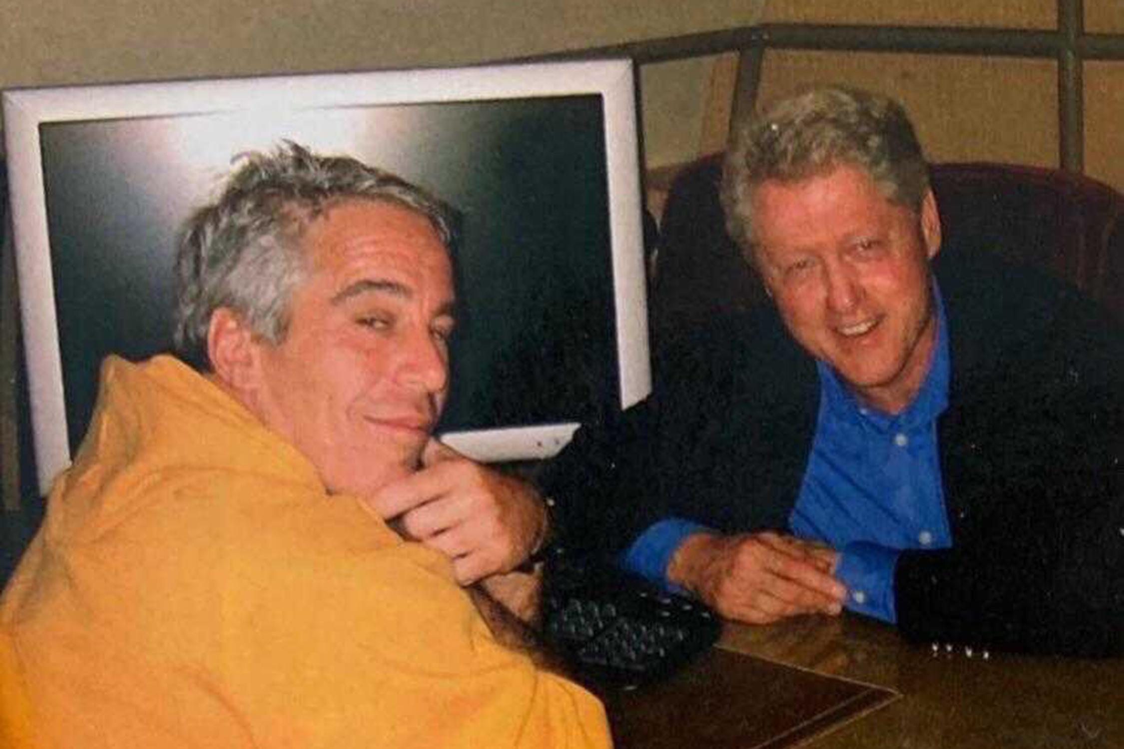  Donald Trump ve Bill Clinton'ın Jeffrey Epstein'da kasetleri olduğu iddia edildi.