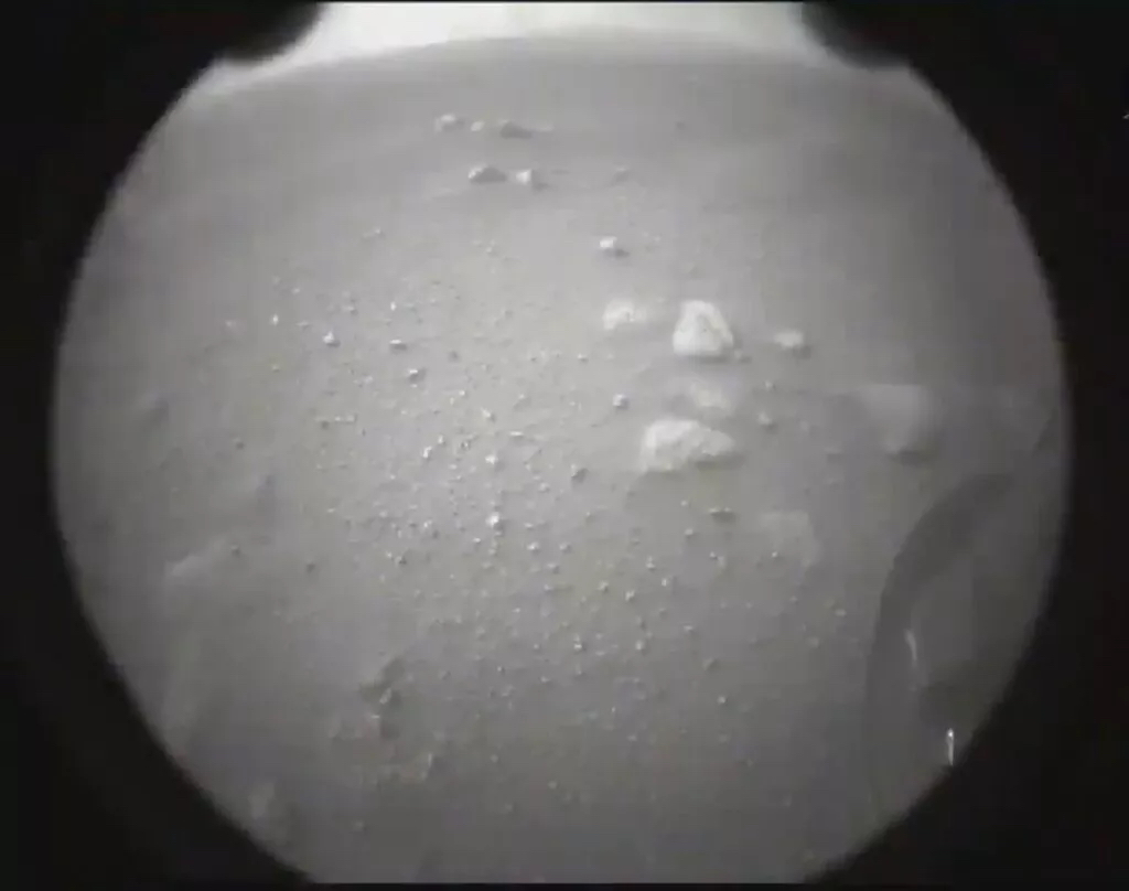 NASA kaşifi Perseverance, Mars’tan ilk görüntüleri gönderdi.