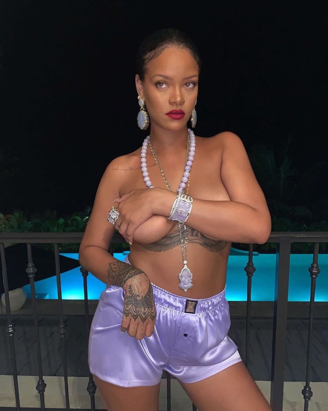 Rihanna, iç çamaşırı markası SavageXFenty için poz verdi