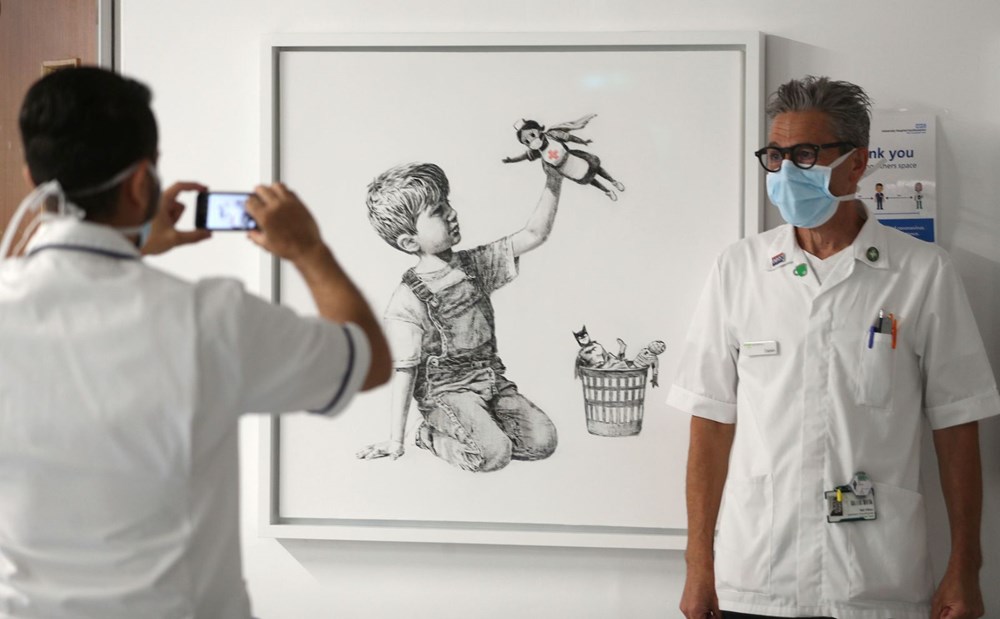Banksy’nin Game Changer adlı eserinin geliri sağlık çalışanlarına bağışlandı.