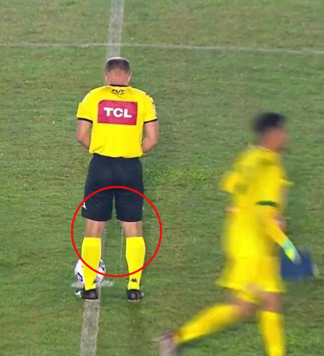 Brezilya’daki maçta hakem sahanın ortasına tuvaletini yaptı