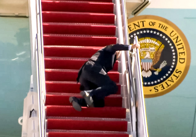 Joe Biden’ın başkanlık uçağına binerken 3 kez düşmesi gündem oldu