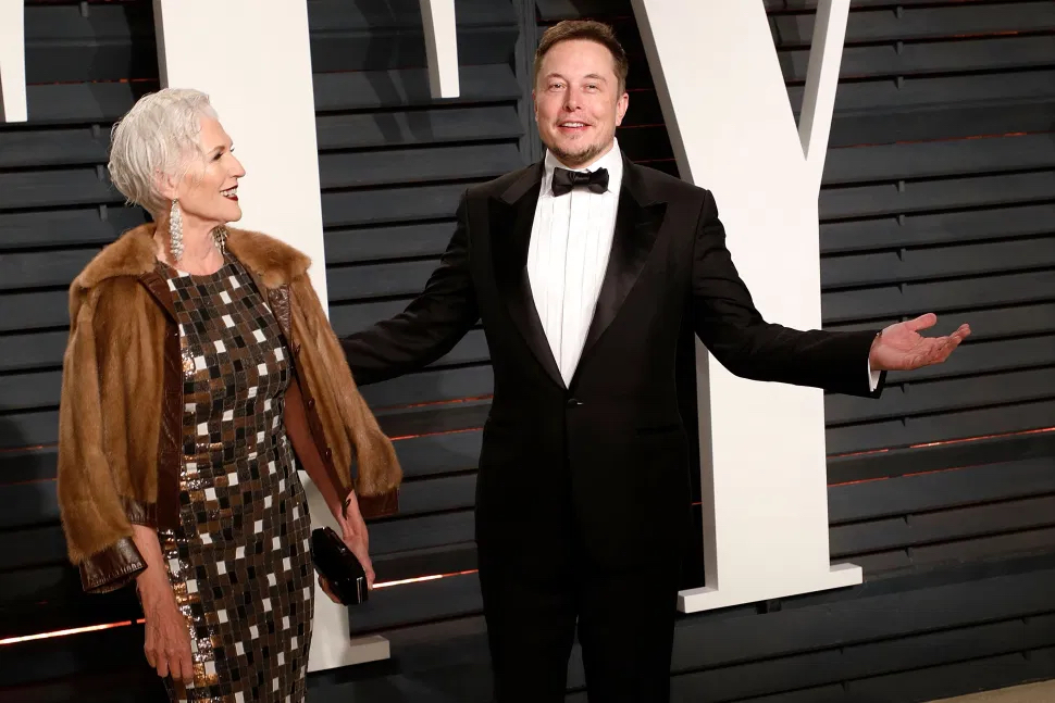 Maye Musk oğlu Elon Musk için, “Çok çalışıyor. Başarıları için mutluyuz” dedi