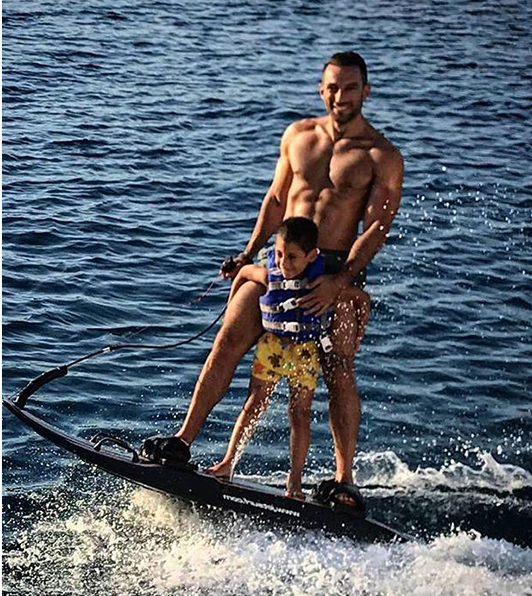 Allan Hakko, oğluyla sörf ve dalış yaptı