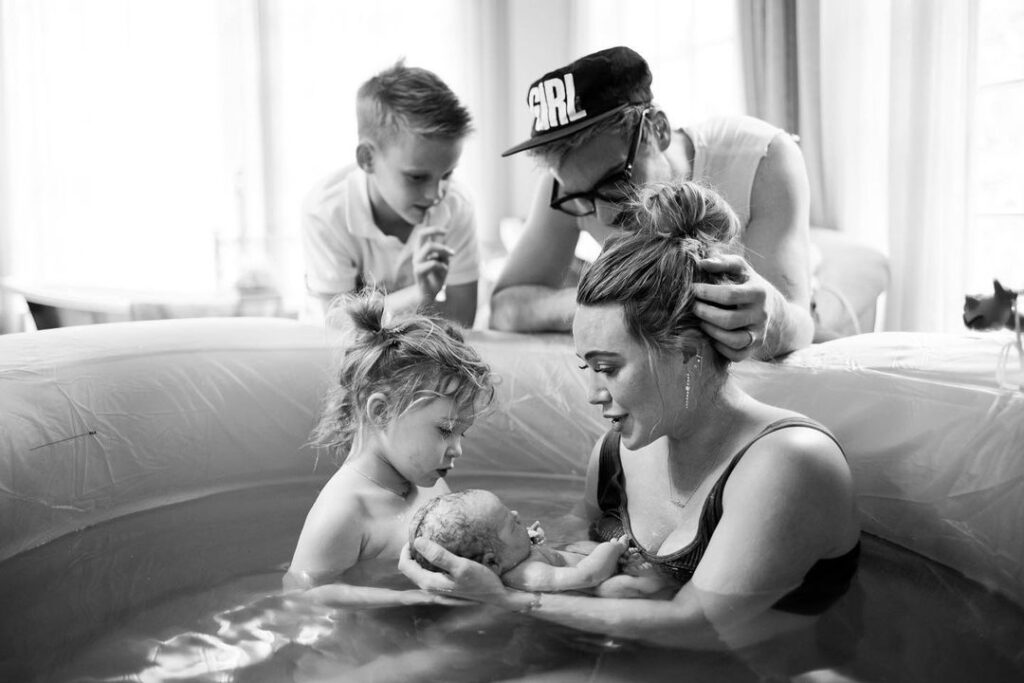 Hilary Duff, üçüncü çocuğu Mae James Bair’i suda doğurdu.
