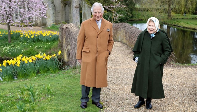 Kraliçe II.Elizabeth ve Prens Charles, Prens Harry’nin eski evinde poz verdi.