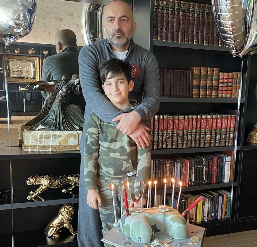 Mübariz Mansimov, oğlunun yeni yaşını ''En önemlisi İNSAN olun'' sözleriyle kutladı.