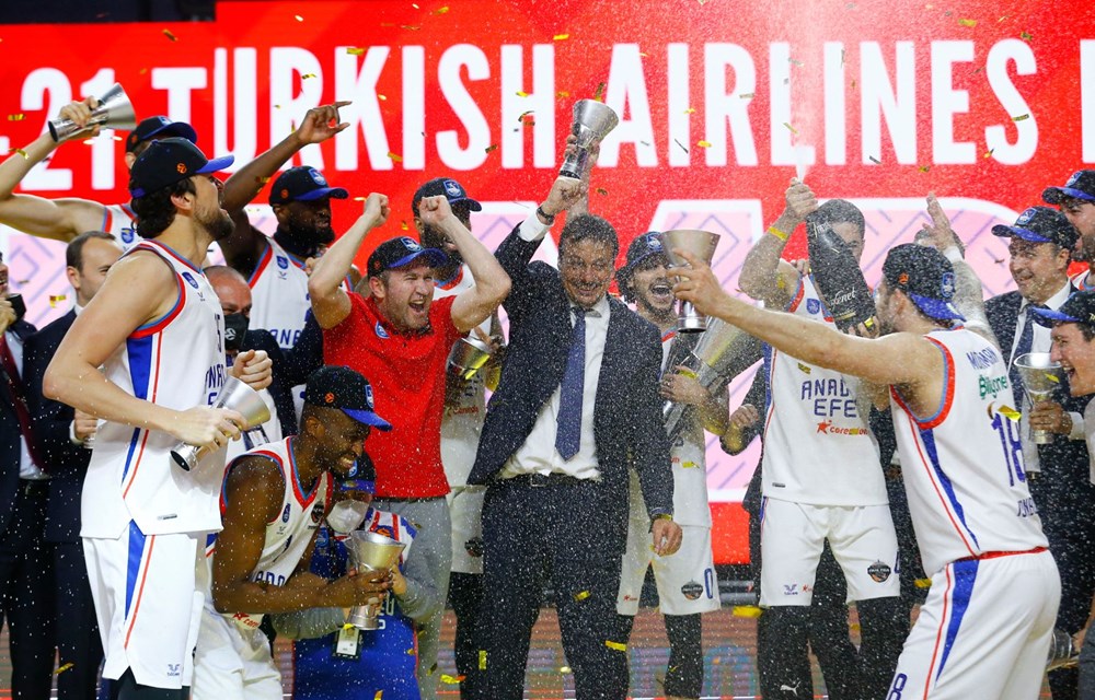 Anadolu Efes, Barcelona’yı 86-81 yenerek THY Euroleague’de şampiyon oldu!