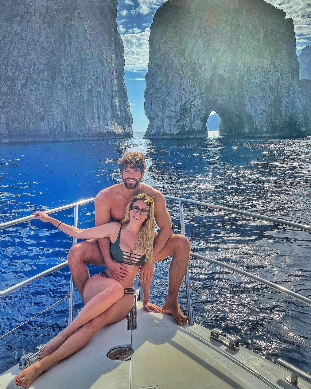 Can Yaman ve sevgilisi Diletta Leoattı'dan Capri'de tatil pozları.