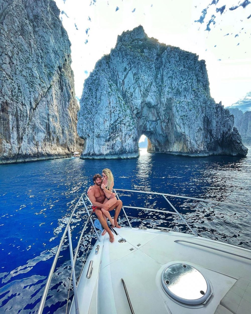 Can Yaman ve sevgilisi Diletta Leoattı'dan Capri'de tatil pozları.
