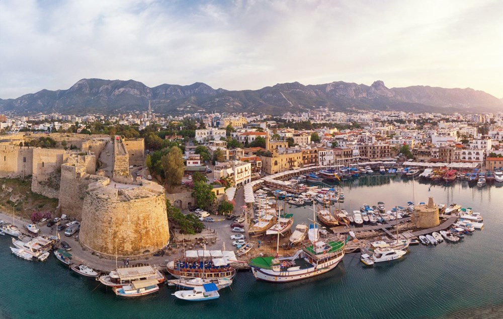Kıbrıs’ta karantinasız aşısız elektronik kelepçeli tatil
