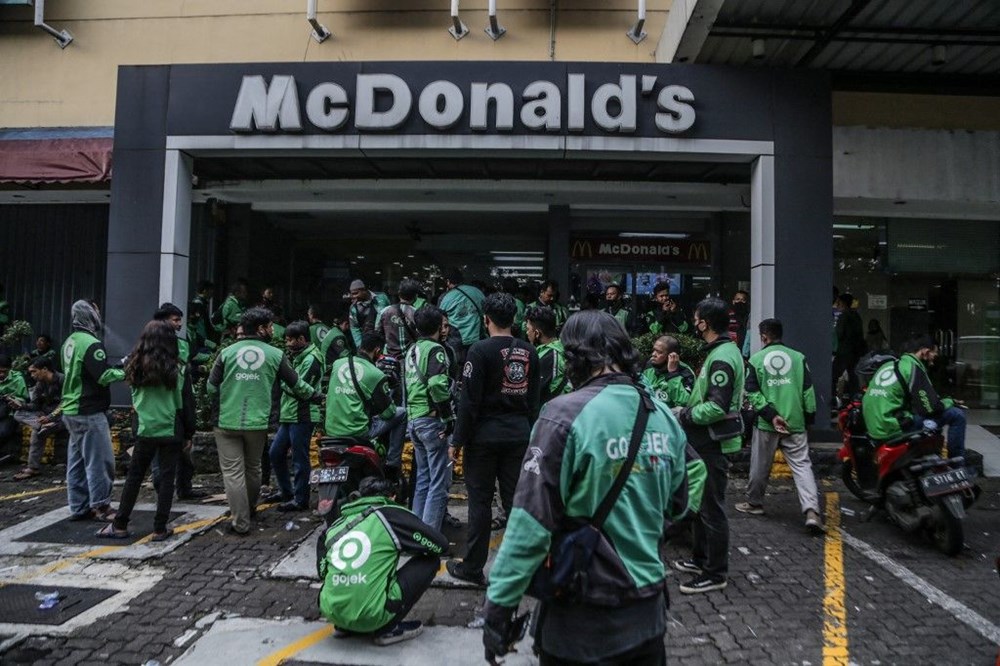 BTS çılgınlığı Endonezya’daki McDonald’s şubelerini kapattırdı