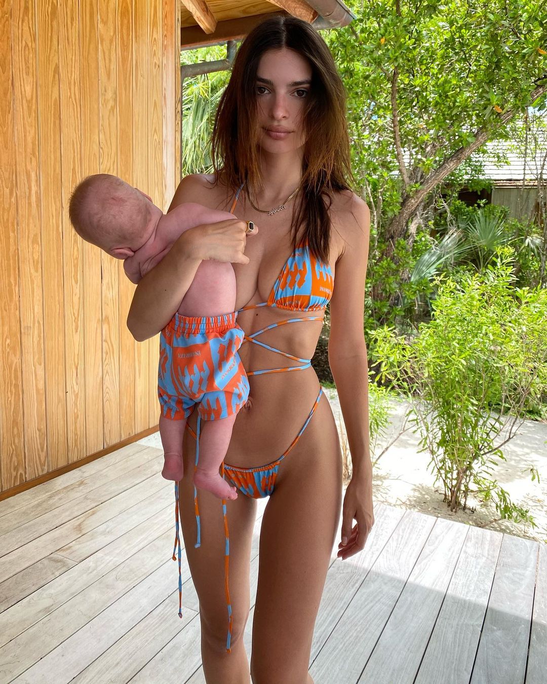 Emily Ratajkowski'nin bebeğiyle verdiği pozlar tepki çekti