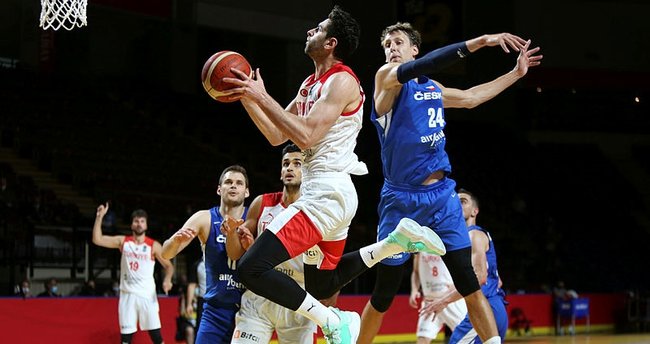 12 Dev Adam, FIBA Olimpiyat Elemeleri’nde yarı finale yükseldi.