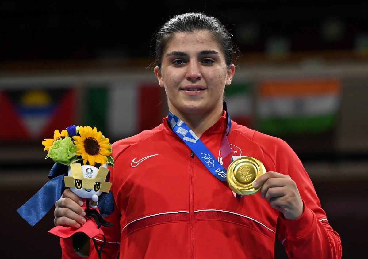 Busenaz Sürmeneli, 2020 Tokyo Olimpiyatları'ında şampiyon oldu.