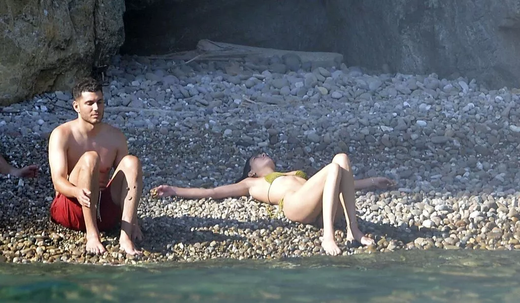 Kendall Jenner, NBA yıldızı sevgilisi Devin Booker ile İtalya sahillerinde