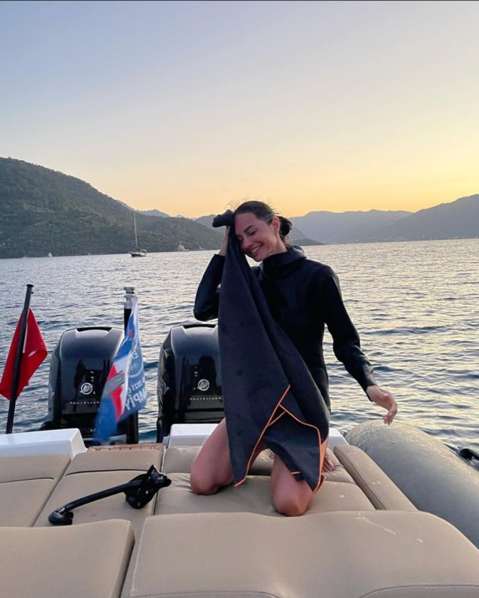 Yasemin Özilhan ve İzzet Özilhan'dan 'Yazı bitirirken' pozları