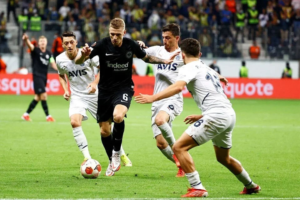 Fenerbahçe, deplasmanda Eintracht Frankfurt’la 1-1 berabere ayrıldı.