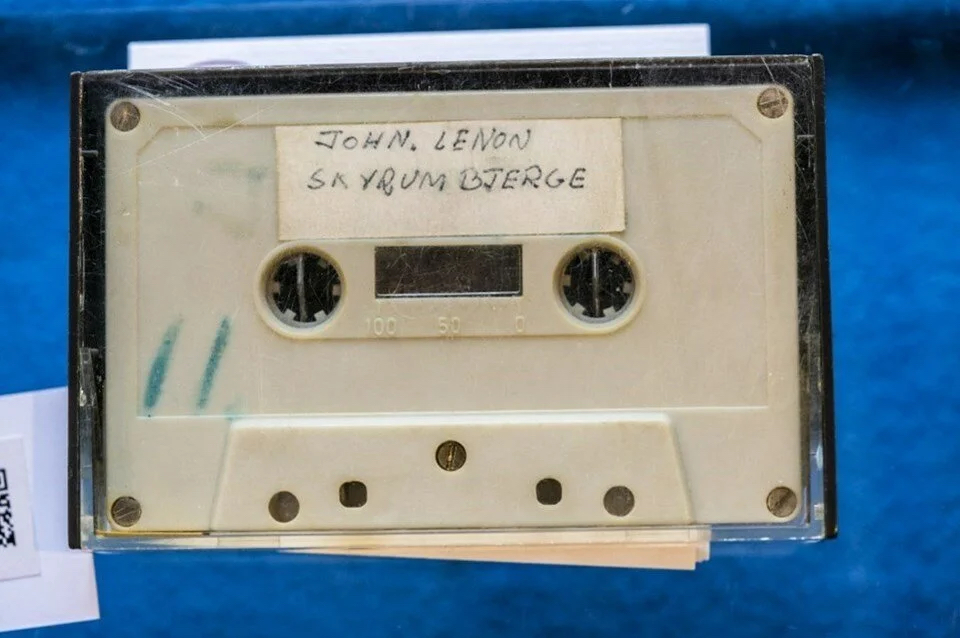 John Lennon'ın yayınlanmamış ses kaydının olduğu kaset açık artırmada satıldı