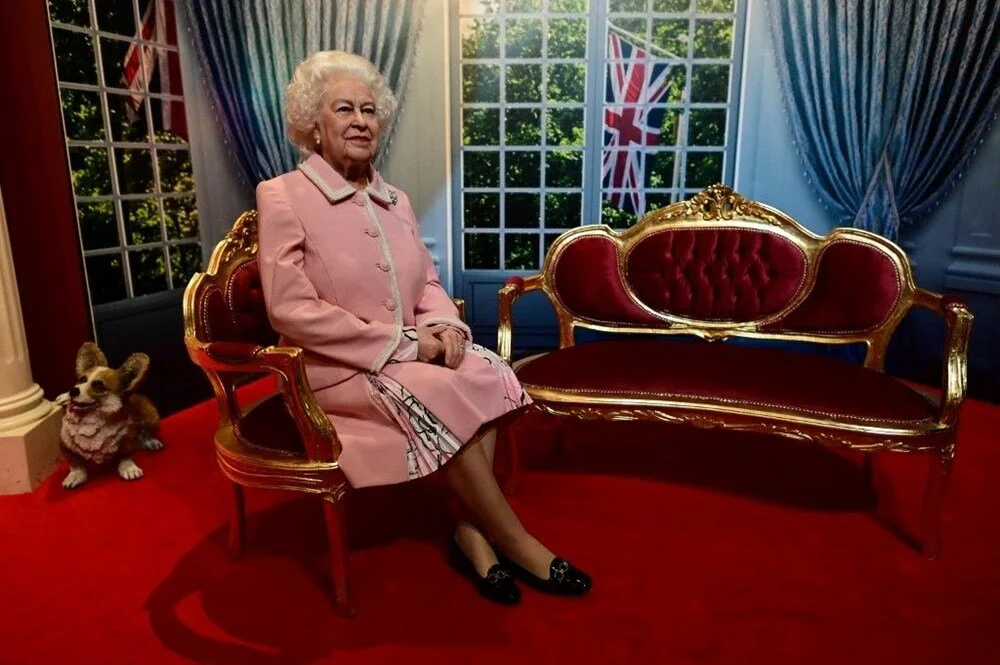 Kraliçe Elizabeth'in balmumu heykeli Madame Tussauds müzesine götürüldü.