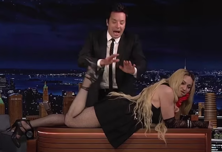 Madonna, canlı yayında masaya yattı. Kalçasını açtı.