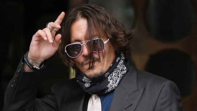 Johnny Depp Sırbistan’dan liyakat madalyası aldı