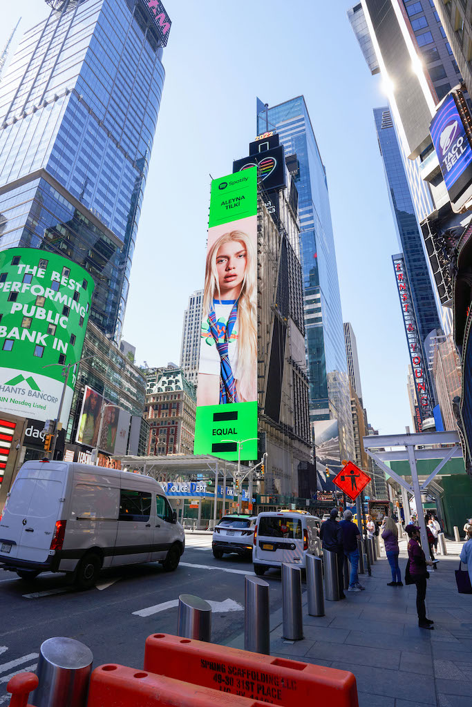 Aleyna Tilki Spotify EQUAL kapsamında New York Times Square’de boy gösterdi