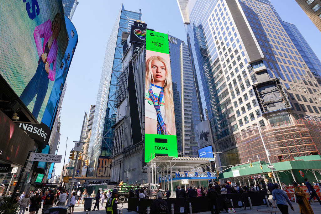 Aleyna Tilki Spotify EQUAL kapsamında New York Times Square’de boy gösterdi