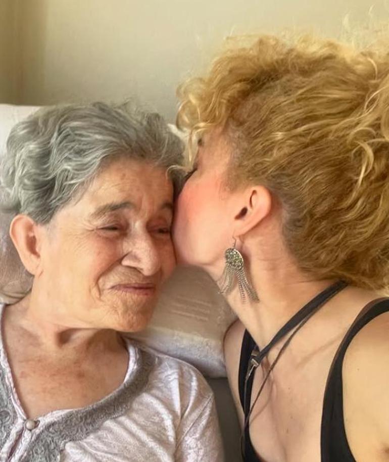 Açelya Topaloğlu'ndan Acı Haber: Anneannesi Hayatını Kaybetti