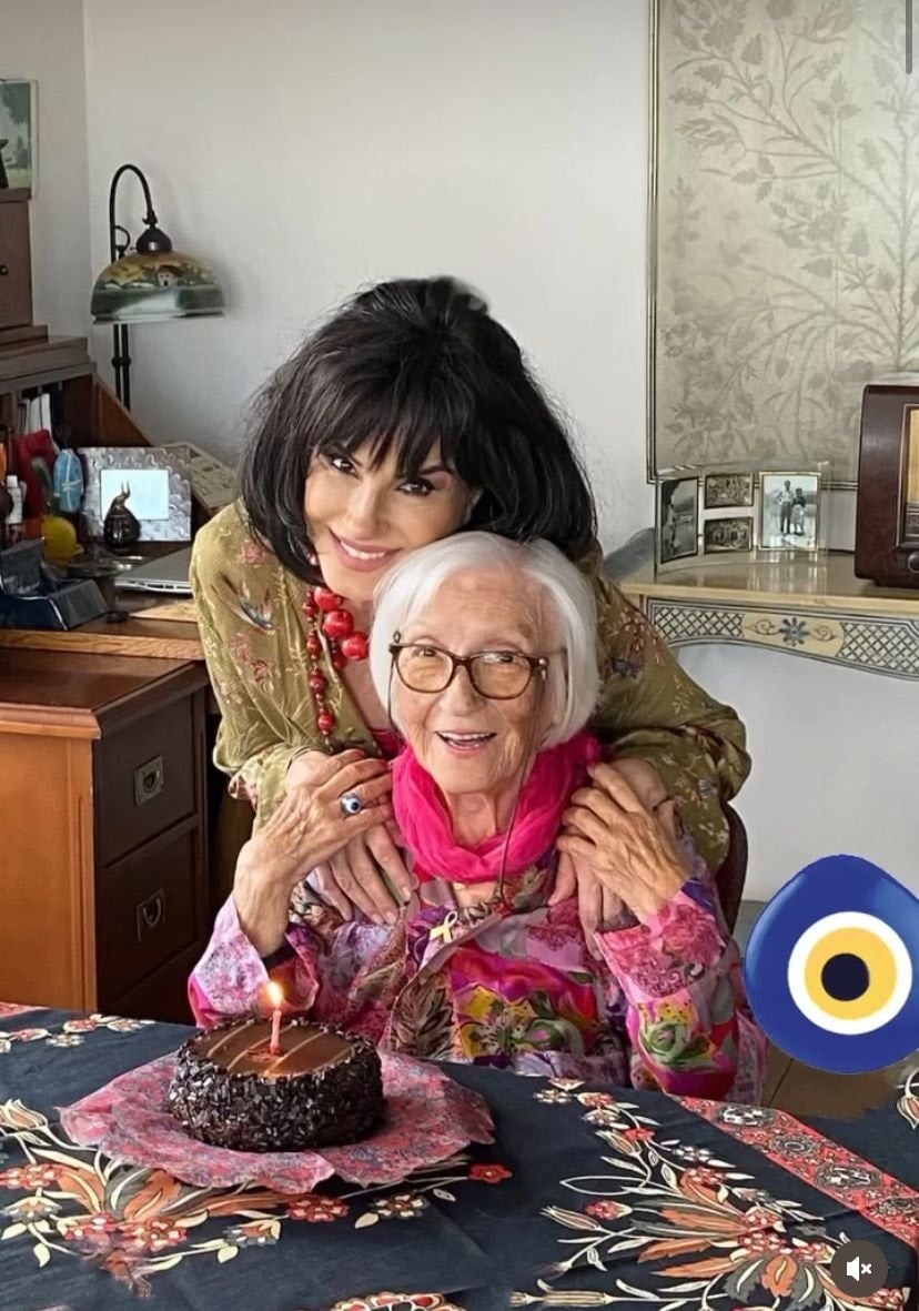Ayşegül Aldinç'in Annesinin Doğum Günü Kutlaması