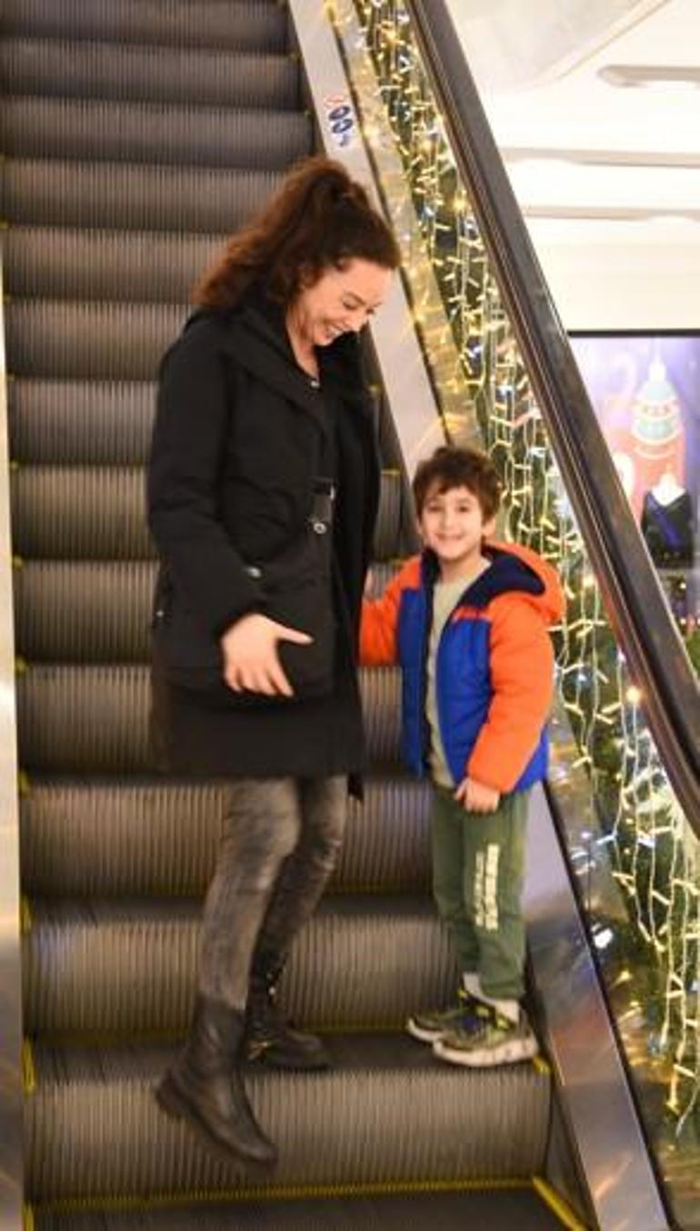 Azra Akın'ın Mutlu Aile Yaşamı ve Alışveriş Keyfi
