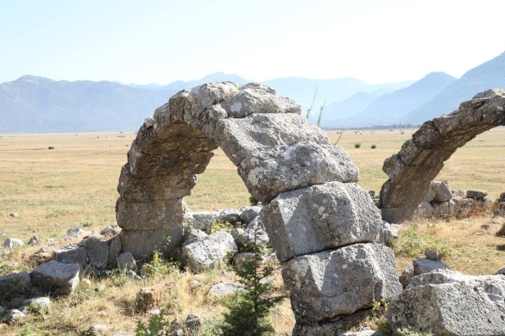 Eynif Ovası ve Tol Han: Doğanın ve Tarihin Buluşma Noktası